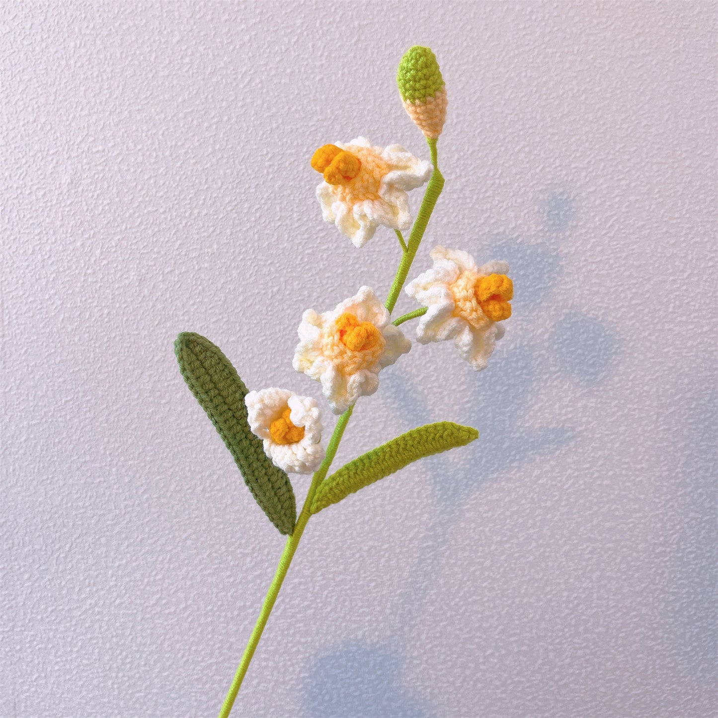 Mazzo Artigianale a Maglia di Fiori Rossi e Arancioni con Foglie di Eucalipto, Perfetto per Regali, Matrimoni ed Occasioni Speciali