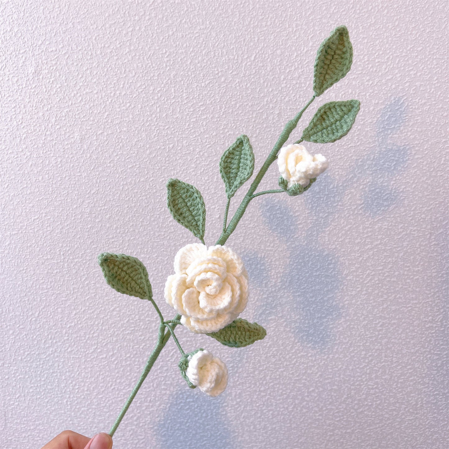 手作りブーケ：ピンク桃の花、白い椿の花、黄色忘れないで私と白いカモミールの精緻なブレンド