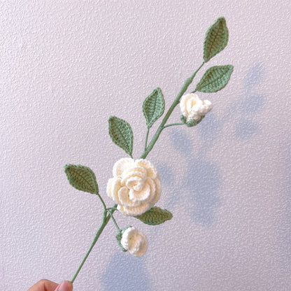 手作りブーケ：ピンク桃の花、白い椿の花、黄色忘れないで私と白いカモミールの精緻なブレンド