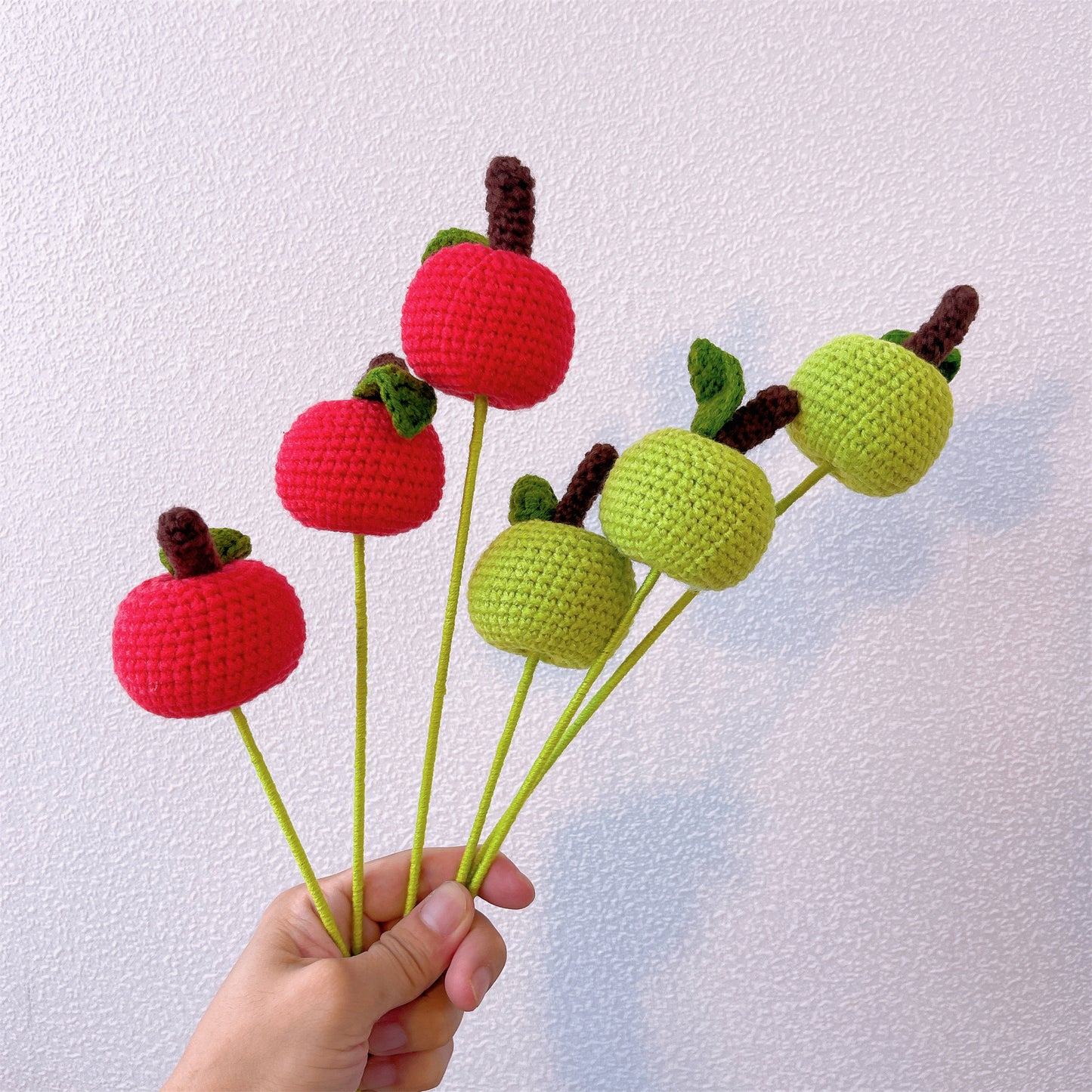 Raccolta Fresca: Palo Artigianale a Maglia a Forma di Mela per una Decorazione Giardino Fantastica