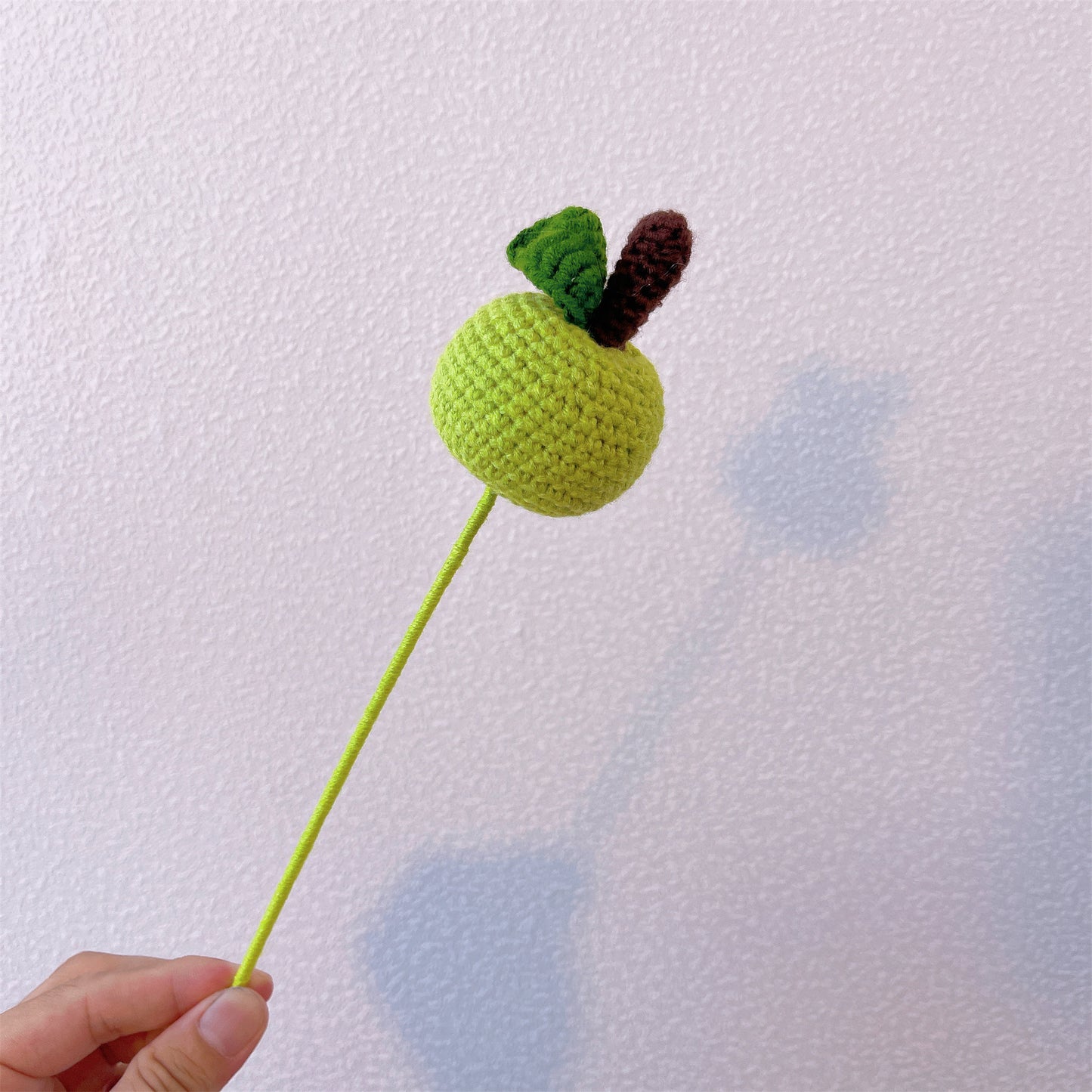Raccolta Fresca: Palo Artigianale a Maglia a Forma di Mela per una Decorazione Giardino Fantastica