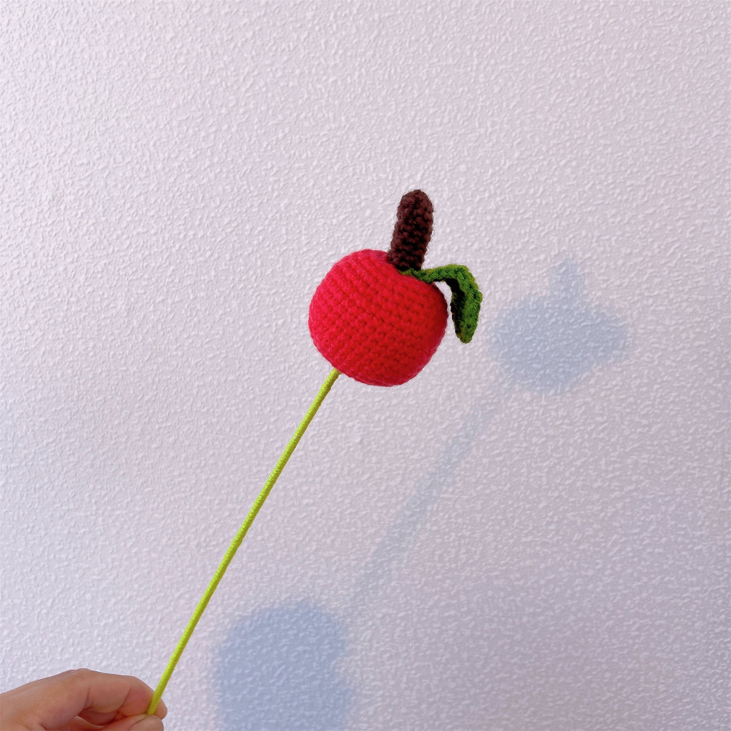 Raccolta Fresca: Palo Artigianale a Maglia a Forma di Mela per una Decorazione Giardino Fantastica