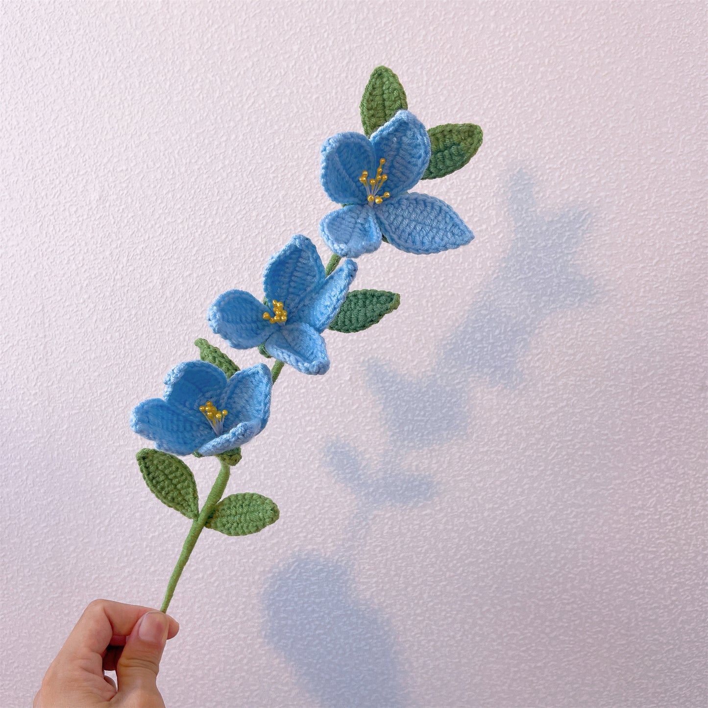 Arranjo Floral Artesanal de Crochê Completamente Azul com Envoltório Branco e Delicado Design de Floco de Neve