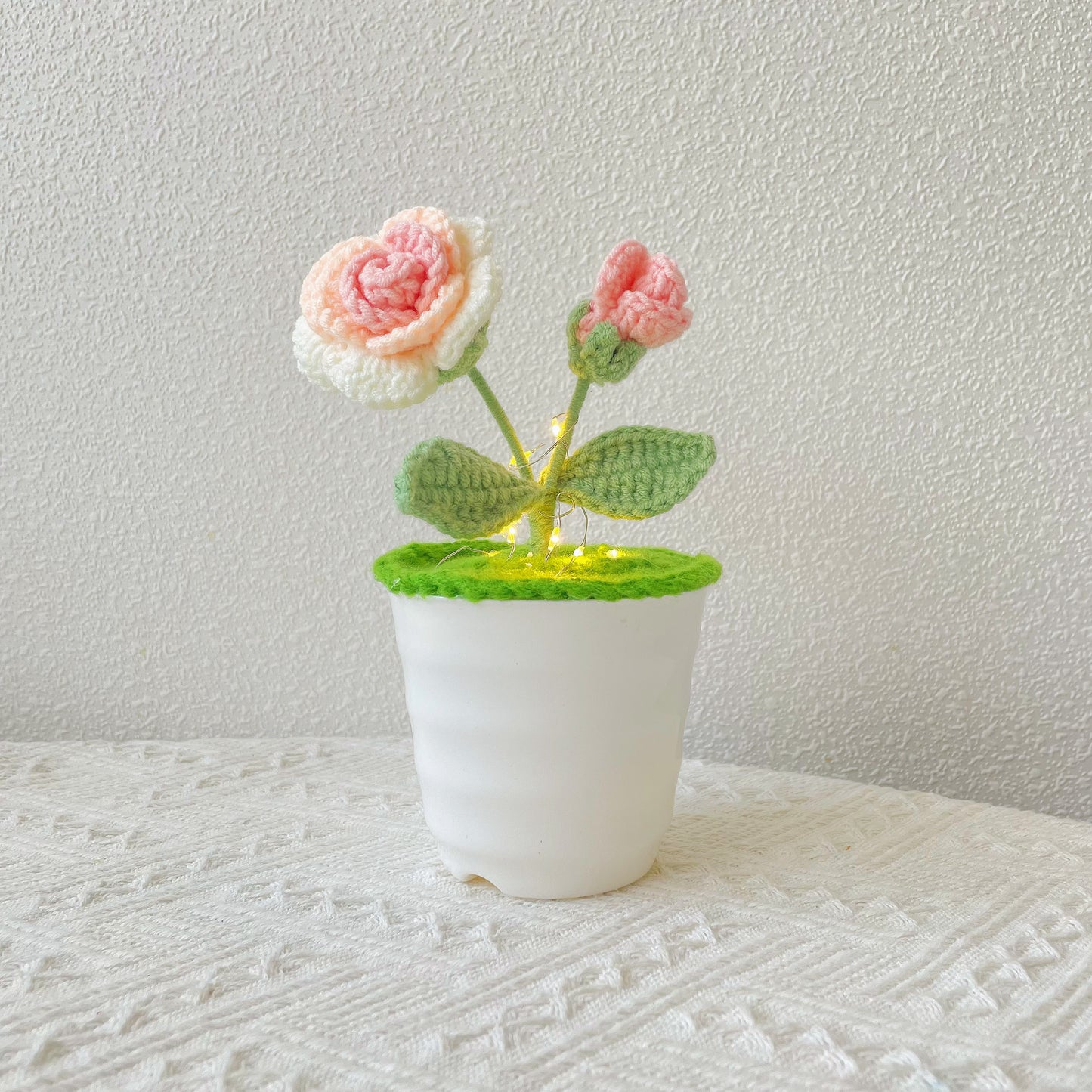 Piante di Rose Realizzate a Mano a Maglia - Finto Fiore Realistico - Decorazione Unica per la Casa - Regalo Perfetto per gli Amanti delle Piante - Fatto a Mano - Regalo per la Festa del Padre 2024