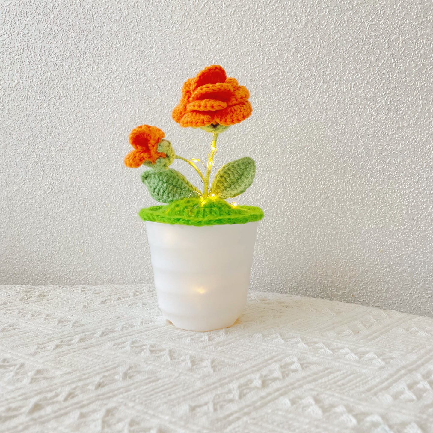 Piante di Rose Realizzate a Mano a Maglia - Finto Fiore Realistico - Decorazione Unica per la Casa - Regalo Perfetto per gli Amanti delle Piante - Fatto a Mano - Regalo per la Festa del Padre 2024