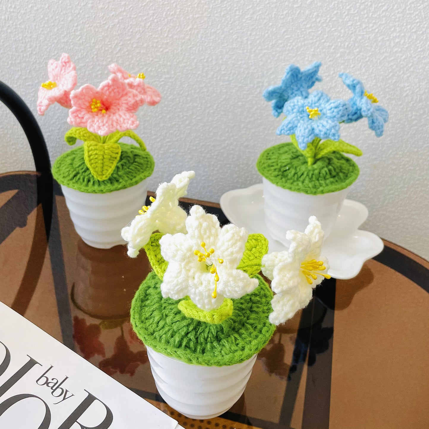 Giglio a maglia artigianale con LED: Finto fiore realistico per decorazioni casalinghe uniche, ideale come regalo per gli appassionati di piante, regalo DIY fatto a mano