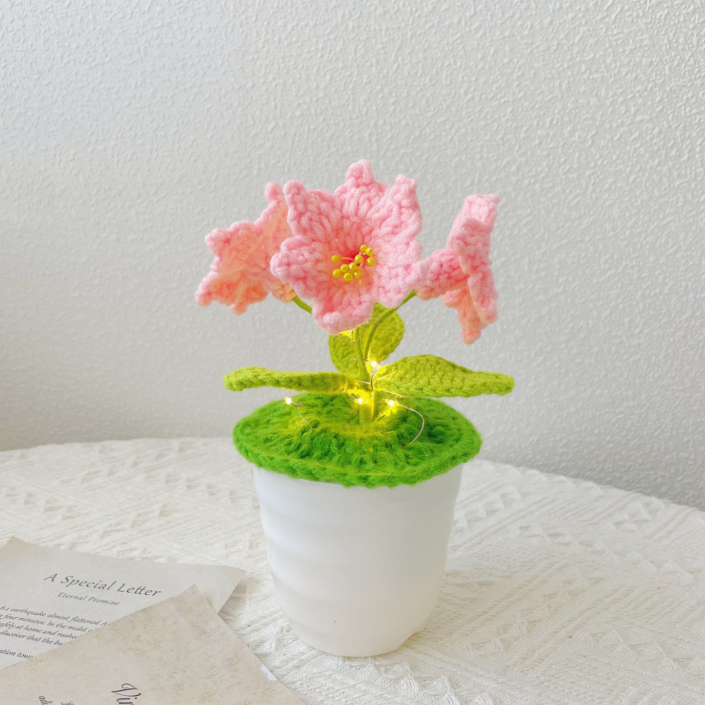 Giglio a maglia artigianale con LED: Finto fiore realistico per decorazioni casalinghe uniche, ideale come regalo per gli appassionati di piante, regalo DIY fatto a mano
