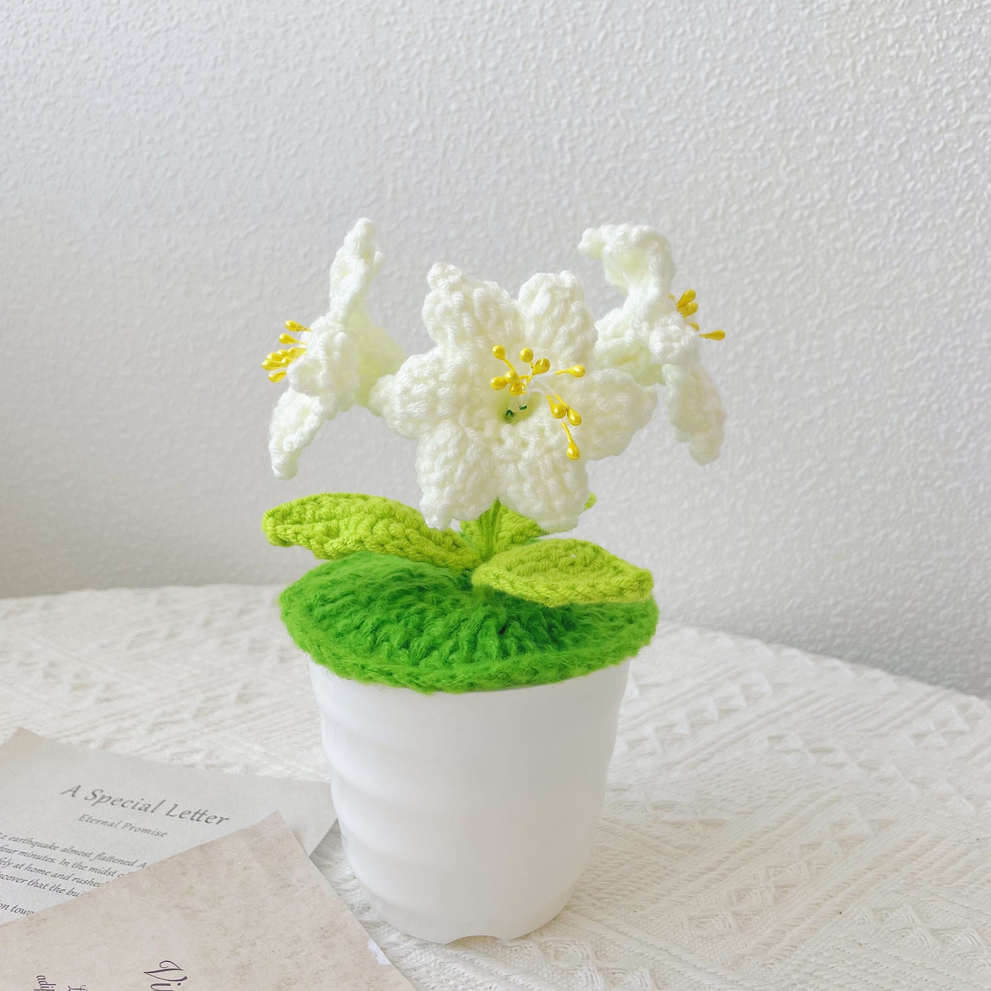Giglio a maglia artigianale con LED: Finto fiore realistico per decorazioni casalinghe uniche, ideale come regalo per gli appassionati di piante, regalo DIY fatto a mano