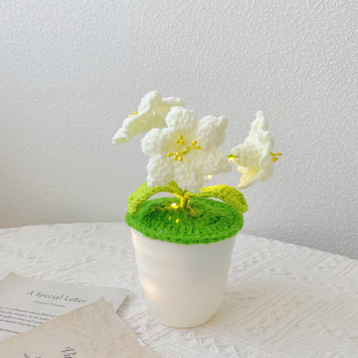 Giglio a maglia artigianale con LED: Finto fiore realistico per decorazioni casalinghe uniche, ideale come regalo per gli appassionati di piante, regalo DIY fatto a mano