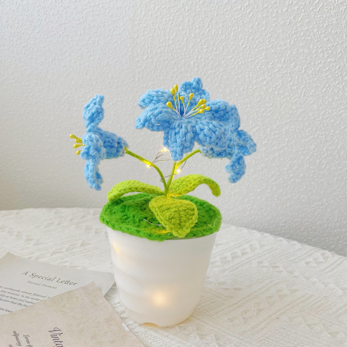 Giglio a maglia artigianale con LED: Finto fiore realistico per decorazioni casalinghe uniche, ideale come regalo per gli appassionati di piante, regalo DIY fatto a mano