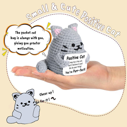 Statuetta di Gatto all'Uncinetto Fatta a Mano - Grazioso Gatto Grigio con Biglietto Personalizzabile con Messaggio Positivo - Regalo Perfetto per Gli Amanti dei Gatti, Compleanni, Incoraggiamento e Decorazioni Domestiche