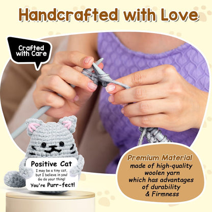 Statuetta di Gatto all'Uncinetto Fatta a Mano - Grazioso Gatto Grigio con Biglietto Personalizzabile con Messaggio Positivo - Regalo Perfetto per Gli Amanti dei Gatti, Compleanni, Incoraggiamento e Decorazioni Domestiche