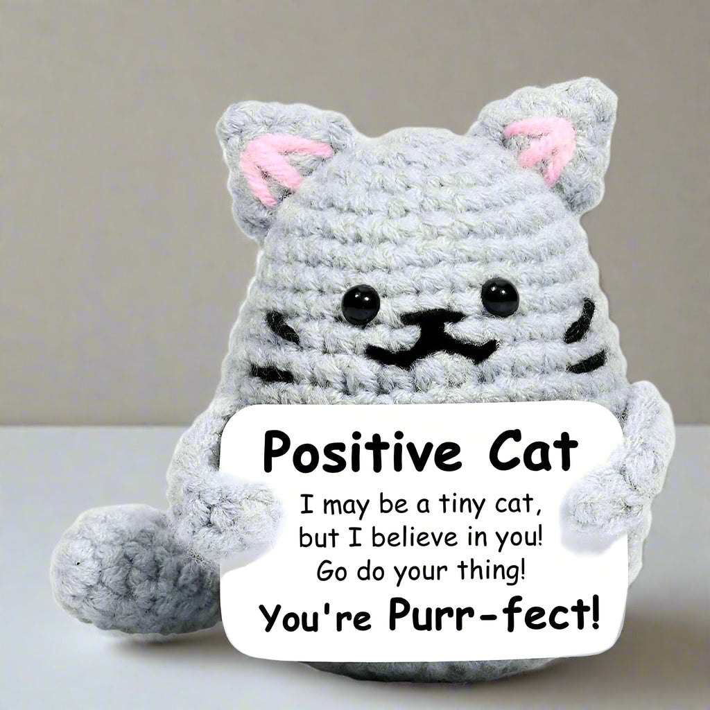 Statuetta di Gatto all'Uncinetto Fatta a Mano - Grazioso Gatto Grigio con Biglietto Personalizzabile con Messaggio Positivo - Regalo Perfetto per Gli Amanti dei Gatti, Compleanni, Incoraggiamento e Decorazioni Domestiche