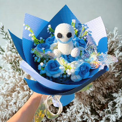 Ramo de rosas con gradiente de blanco a azul heladas, adornado con espiritu santa blanca y acentos vibrantes de mariposas coloridas, bellamente envuelto en papel azul claro y oscuro, ideal para celebraciones con un toque princesco