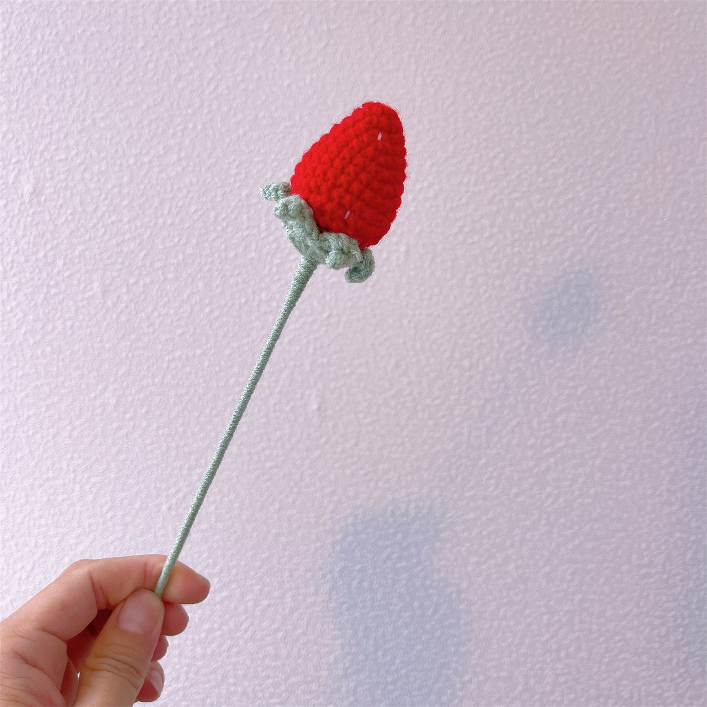Buquê de Flores de Morango Crochêadas -s Brancas e Cor-de-Rosa Clássicas - Acentos Elegantes em Branco e Vermelho - Arranjo Floral Pronto para Dar como Presente