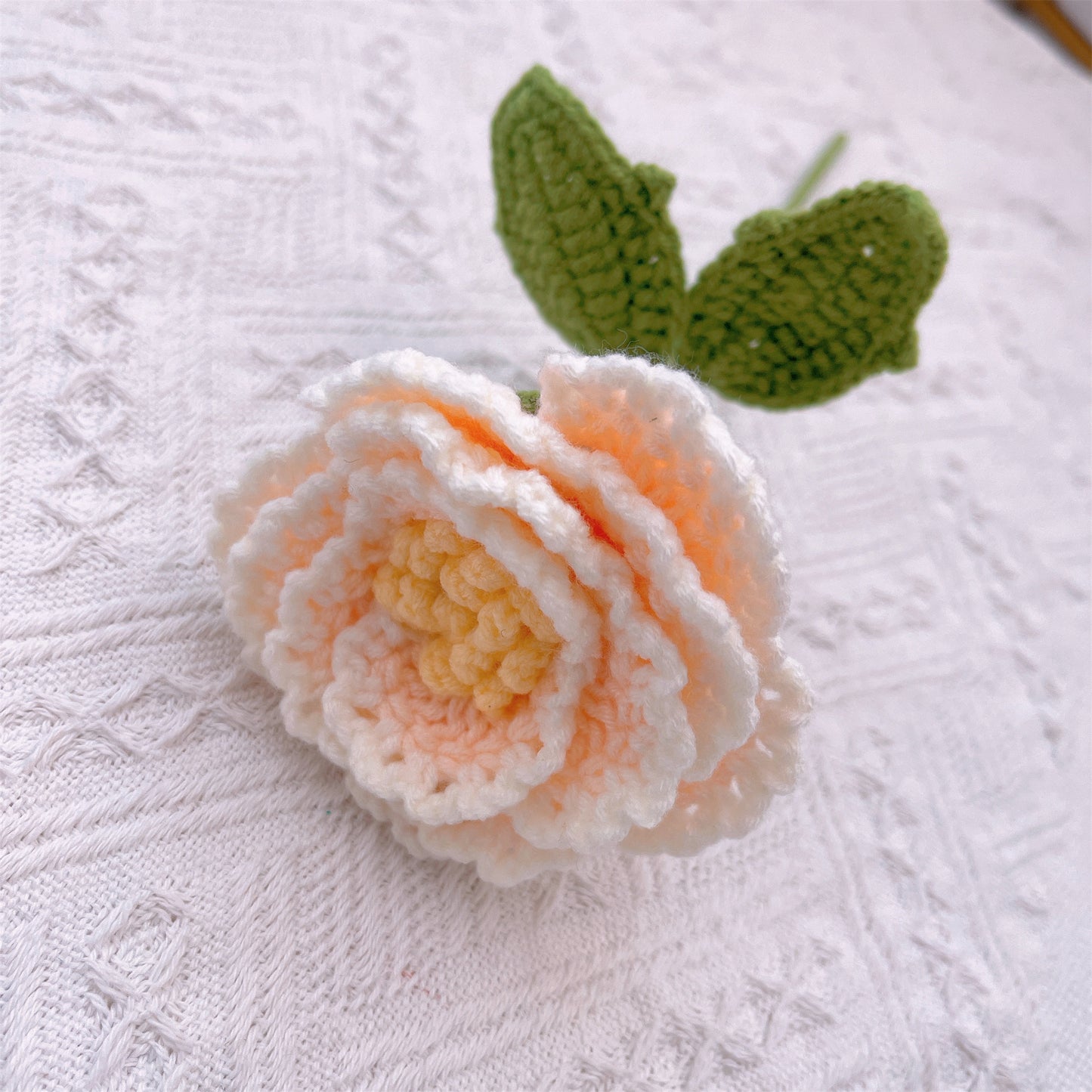 Garden Elegance: Paletto artigianale a maglia con fiori di peonia per una bellissima decorazione di casa e giardino