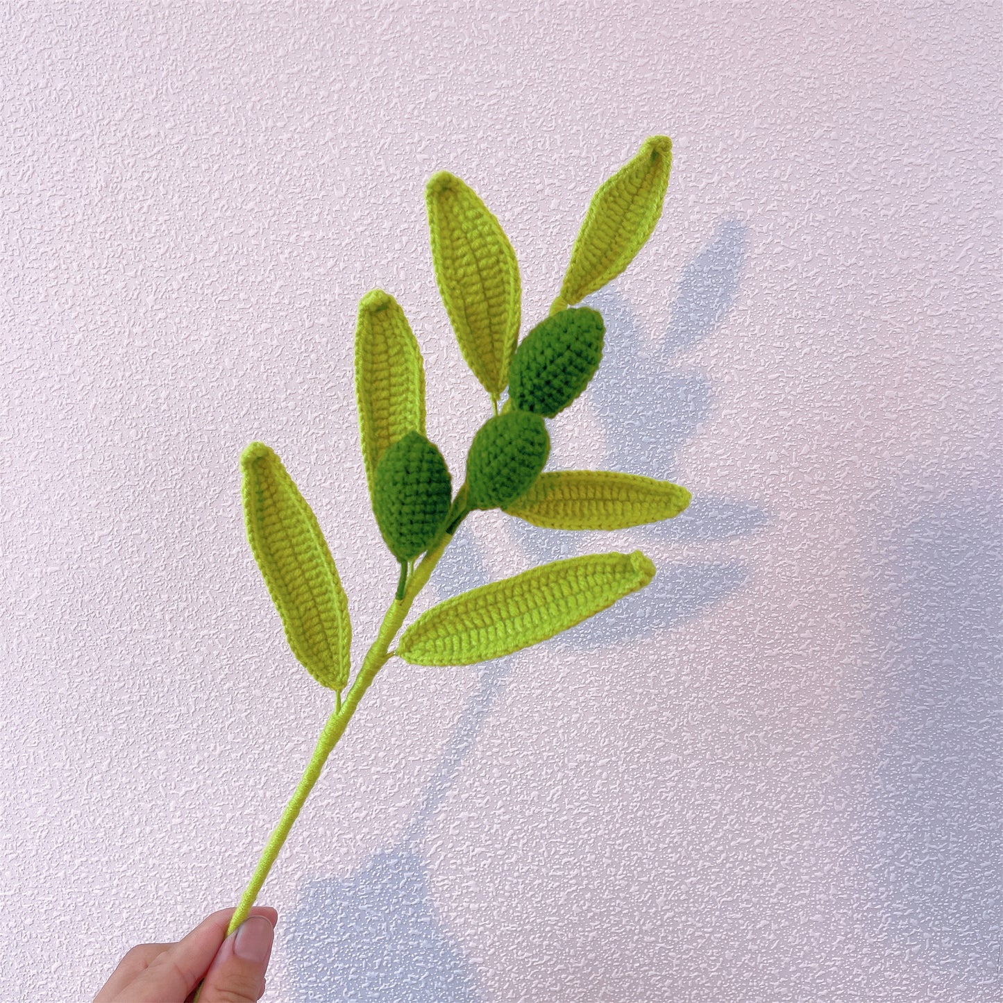 Oasi Mediterranea: Foglie di Olivo Fatte a Mano a Maglia con Palo per Olive per una Decorazione Naturale del Giardino
