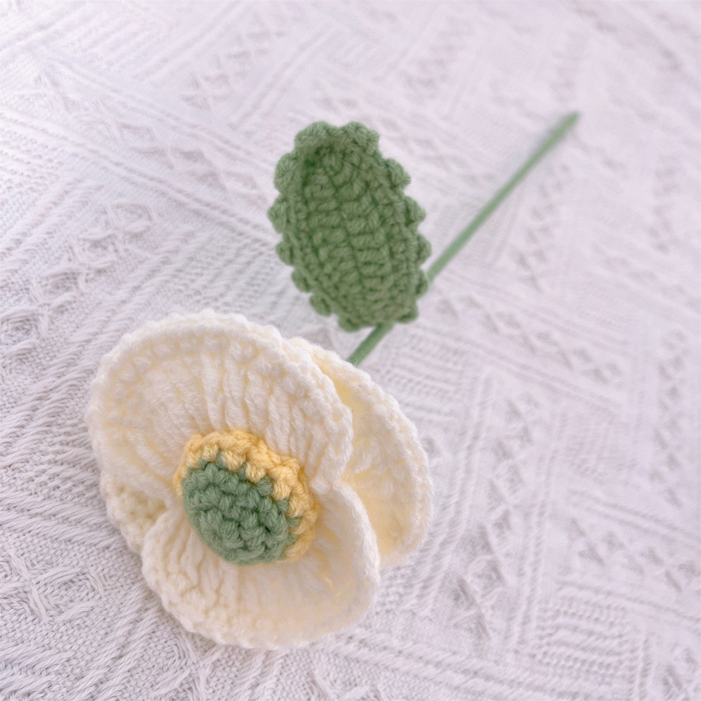 Poppy Passion: Gazzetta Artigianale a Maglia di Coquelicot per una Decorazione di Giardino Audace