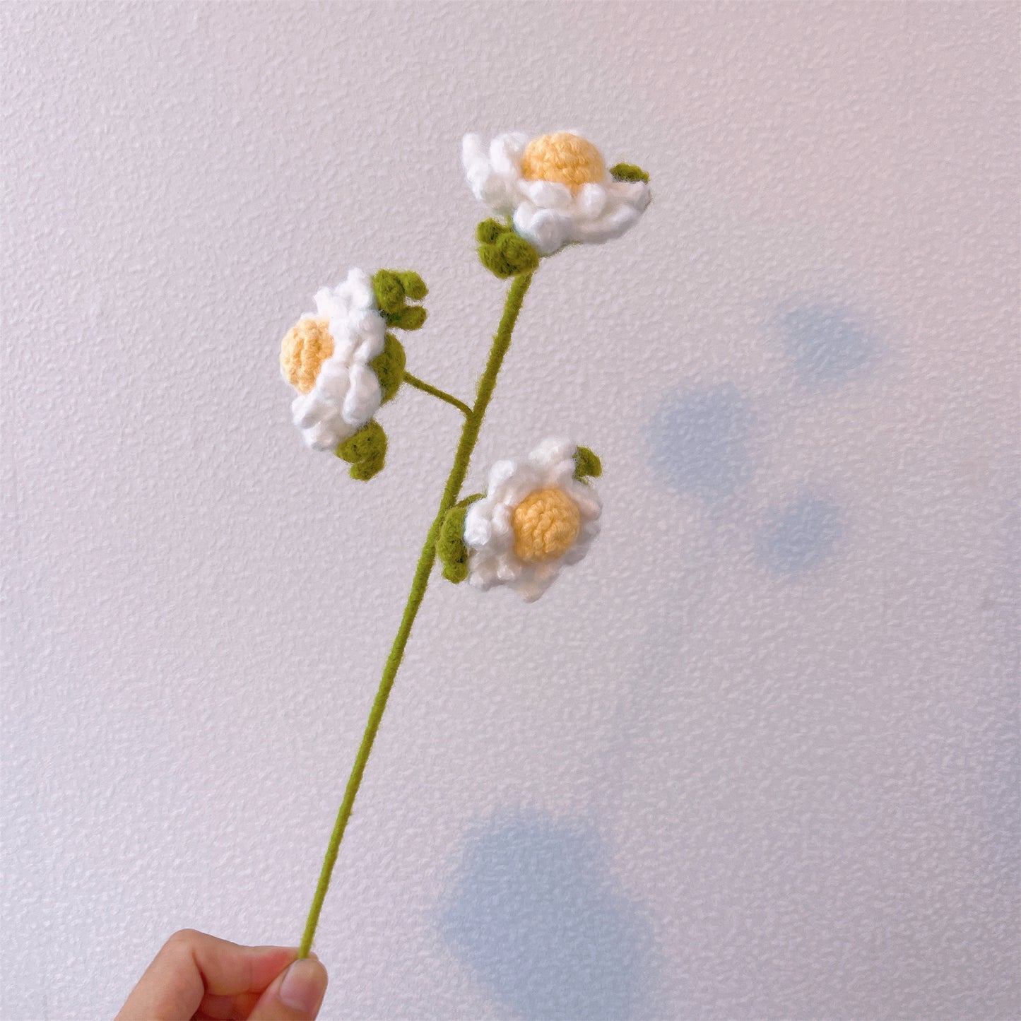 Serenidad en Flor: Palo de manzanilla tejido a mano para una decoración de jardín calmante