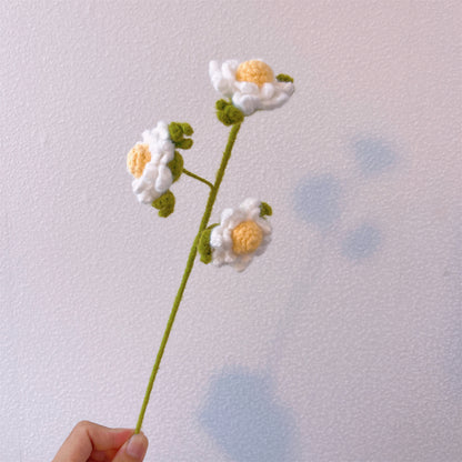 Serenidad en Flor: Palo de manzanilla tejido a mano para una decoración de jardín calmante