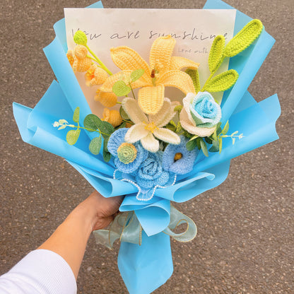 Buquê Artesanal Feito à Mão em Azul e Amarelo com Lírios Grandes, Campânulas da Irlanda, Folhagem Verde, Tulipas em Desabrochar, Rosas Taça de Vinho, Papoulas e Crínas - Perfeito para Presentes e Ocasiões Especiais