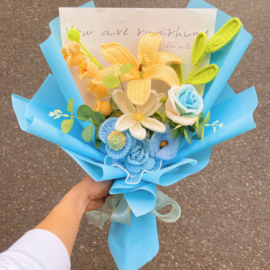 Buquê Artesanal Feito à Mão em Azul e Amarelo com Lírios Grandes, Campânulas da Irlanda, Folhagem Verde, Tulipas em Desabrochar, Rosas Taça de Vinho, Papoulas e Crínas - Perfeito para Presentes e Ocasiões Especiais