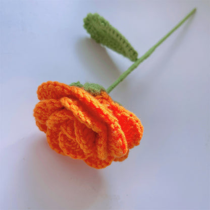 Buquê de Flores Feito à Mão emTons Amarelo e Laranja - Apresentando Girassóis, Rosas Amarelas e Laranjas, Rosas com Gradiente de Branco a Roxo, Bolinhos Brancos e Laranjas, Folhas Verdes e Lírios-da-Válvula Brancos - Perfeito para o Verão, Amantes dos Gir