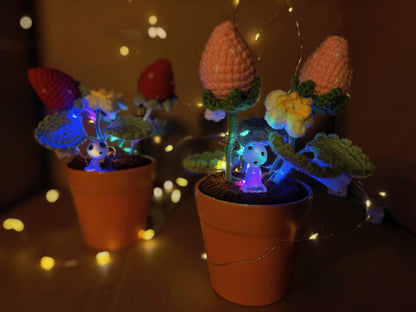 Handmade Strawberry Crochet Pot Plant - Adorabile Decorazione per la Casa - Regalo Perfetto per gli Amanti delle Piante - Pianta Falsa Realistica con una Luce Morbida - Realizzata a Mano