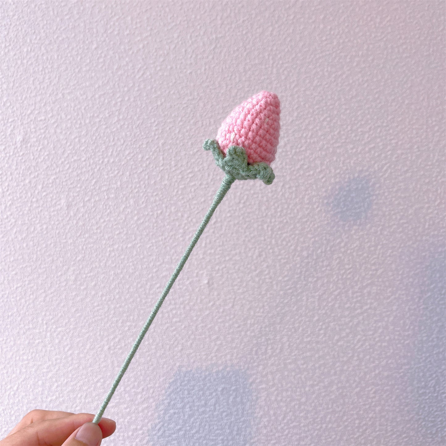 Buquê de Flores de Morango Crochêadas -s Brancas e Cor-de-Rosa Clássicas - Acentos Elegantes em Branco e Vermelho - Arranjo Floral Pronto para Dar como Presente