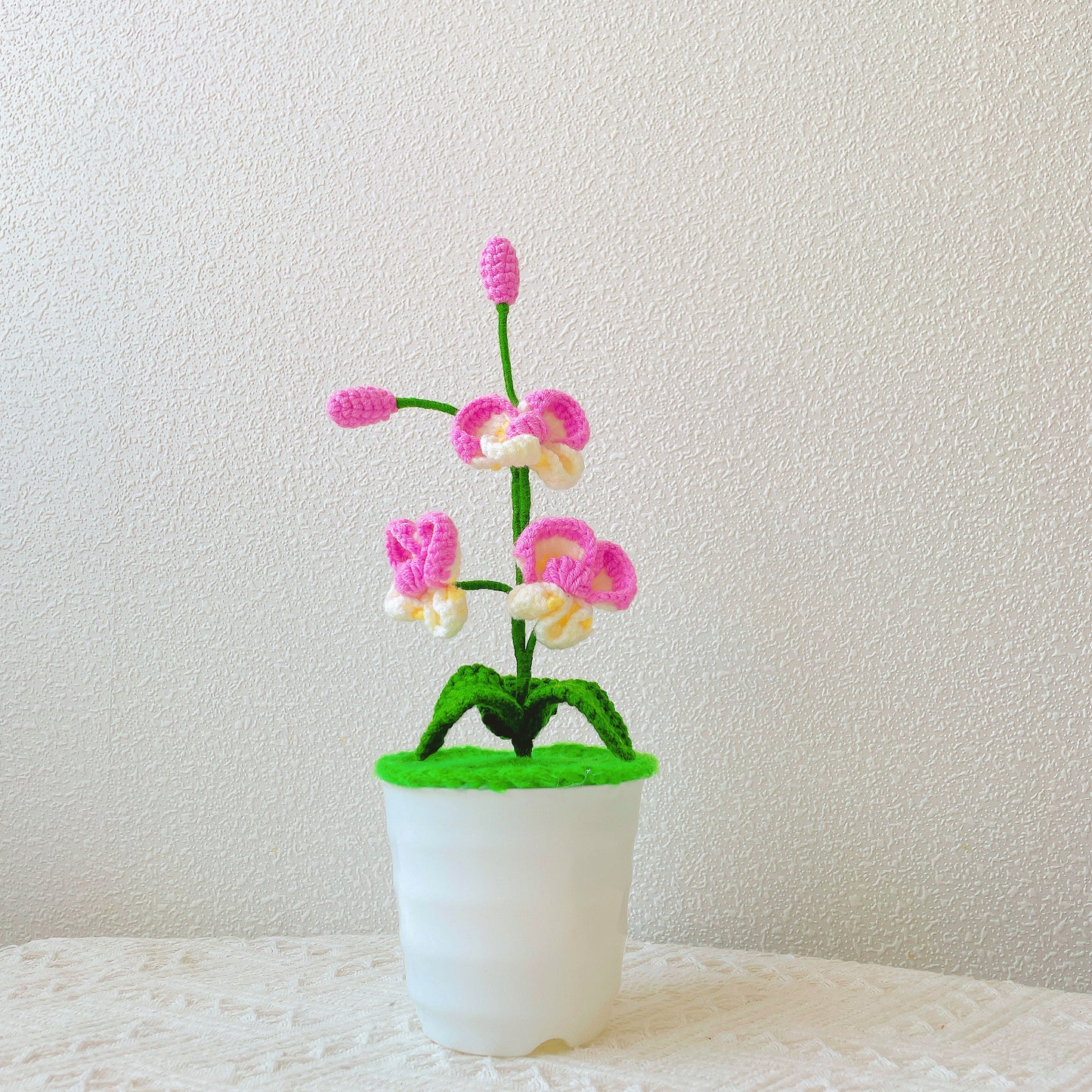 Piante di orchidea farfalla a crochet fatta a mano - Finto fiore realistico - Decorazione unica per la casa - Appassionati di piante - Artigianale - Phalaenopsis - Fiore singolo
