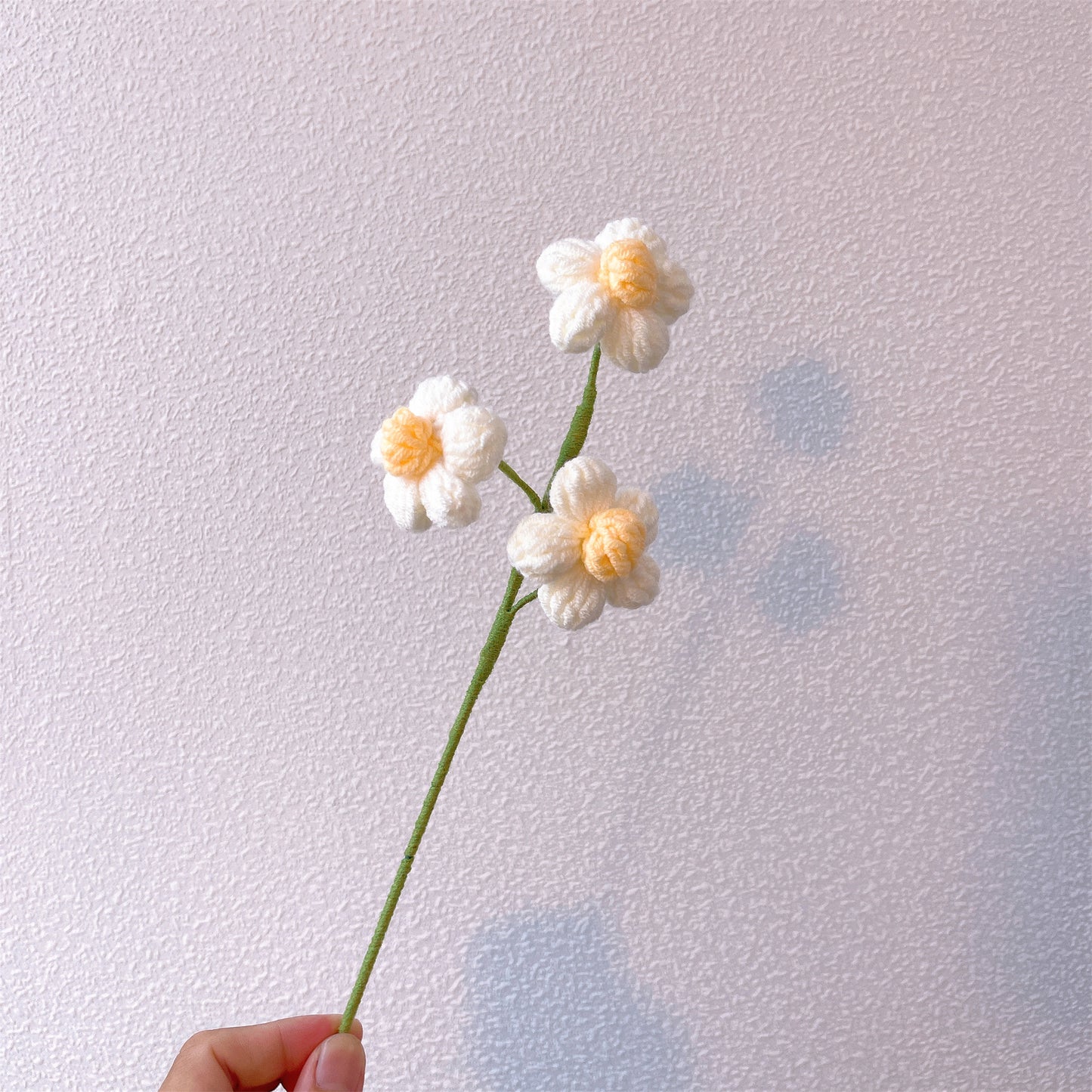 Buquê de Flores Feito à Mão emTons Amarelo e Laranja - Apresentando Girassóis, Rosas Amarelas e Laranjas, Rosas com Gradiente de Branco a Roxo, Bolinhos Brancos e Laranjas, Folhas Verdes e Lírios-da-Válvula Brancos - Perfeito para o Verão, Amantes dos Gir