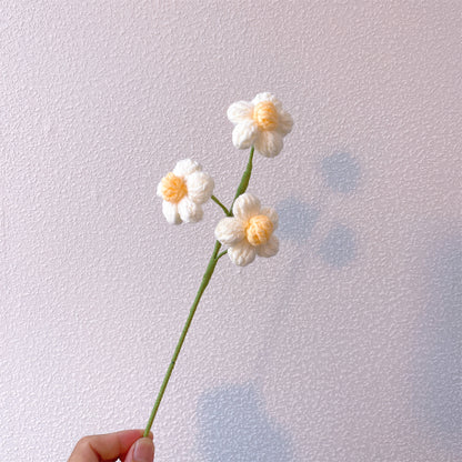 Buquê de Flores Feito à Mão emTons Amarelo e Laranja - Apresentando Girassóis, Rosas Amarelas e Laranjas, Rosas com Gradiente de Branco a Roxo, Bolinhos Brancos e Laranjas, Folhas Verdes e Lírios-da-Válvula Brancos - Perfeito para o Verão, Amantes dos Gir
