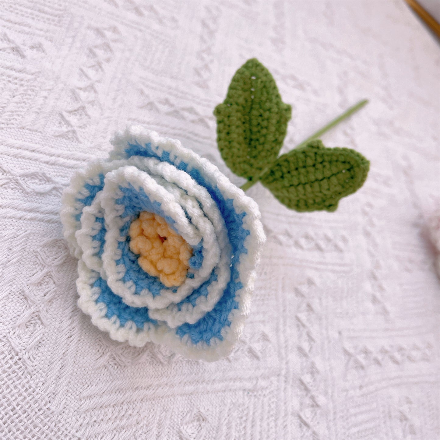 Garden Elegance: Paletto artigianale a maglia con fiori di peonia per una bellissima decorazione di casa e giardino