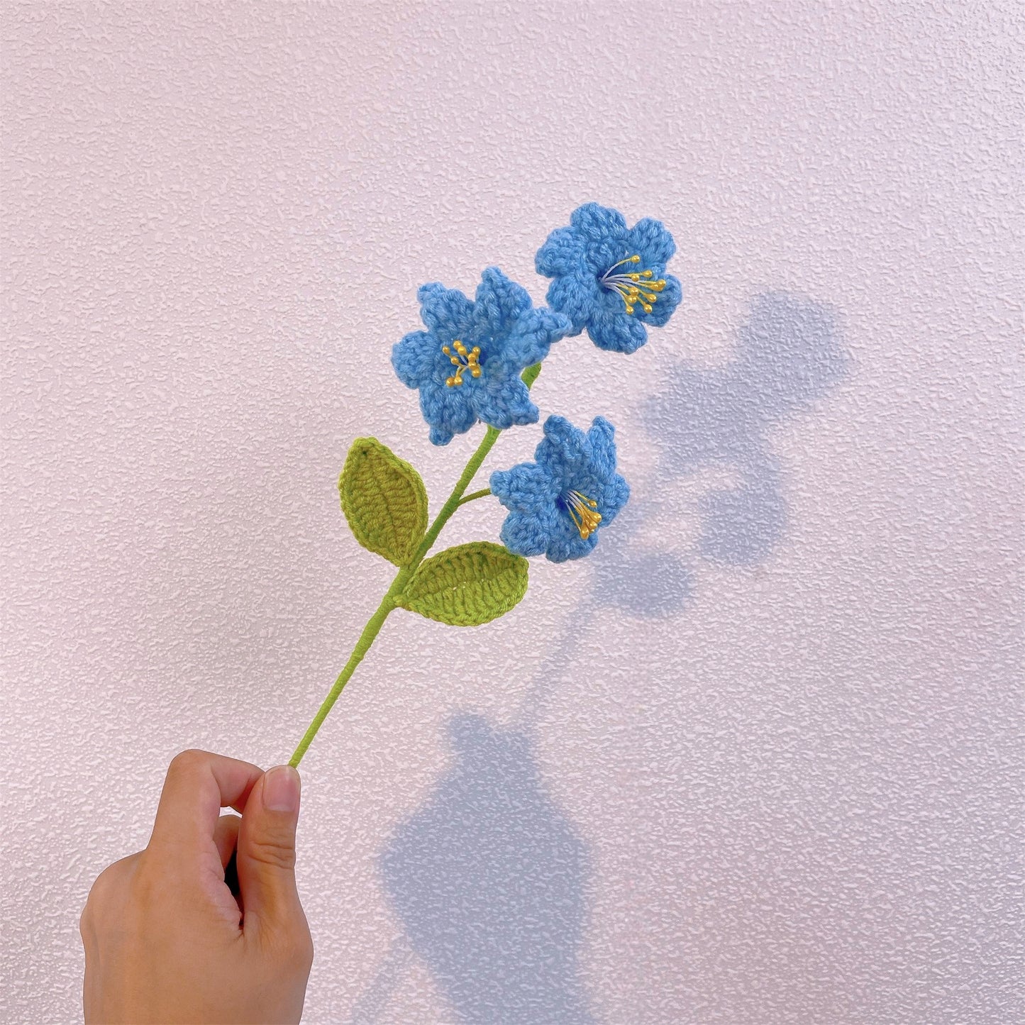 Arranjo Floral Artesanal de Crochê Completamente Azul com Envoltório Branco e Delicado Design de Floco de Neve