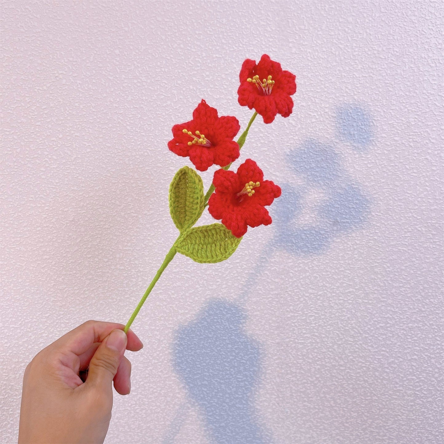 "Sunny Delight: Paletto Artigianale a Maglia con Alstroemeria Aurantiaca per una Decorazione da Giardino Colorata"