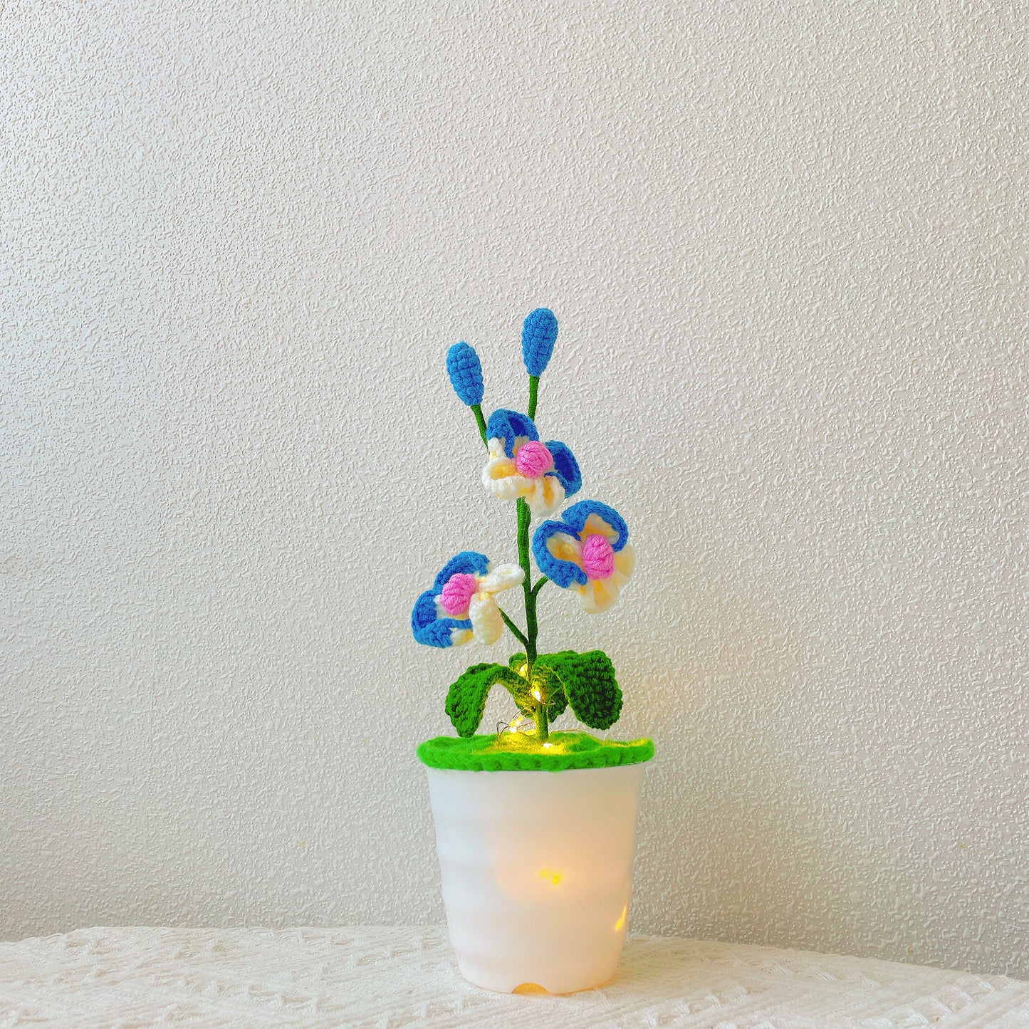 Piante di orchidea farfalla a crochet fatta a mano - Finto fiore realistico - Decorazione unica per la casa - Appassionati di piante - Artigianale - Phalaenopsis - Fiore singolo