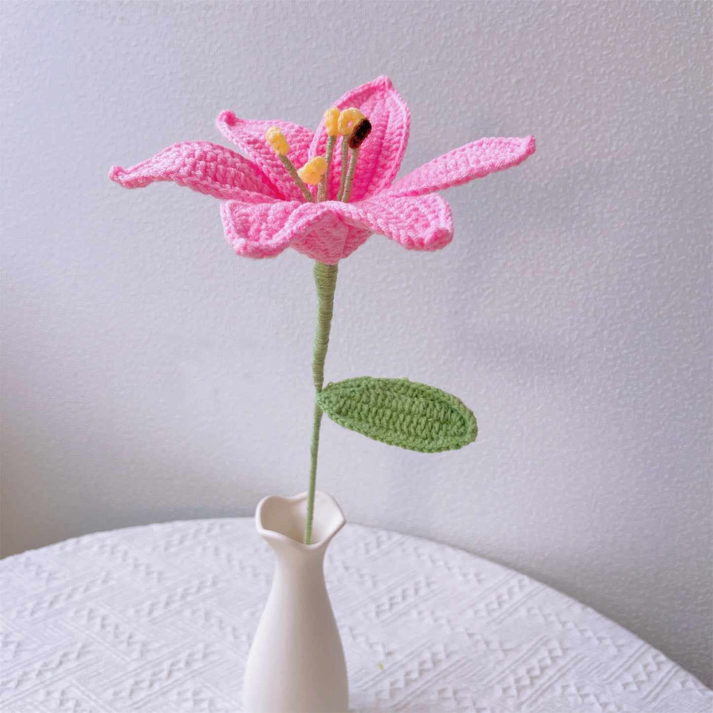 Mazzo di fiori fatto a mano a uncinetto di rose, gigli, lavanda e altro - Bella disposizione ROSA