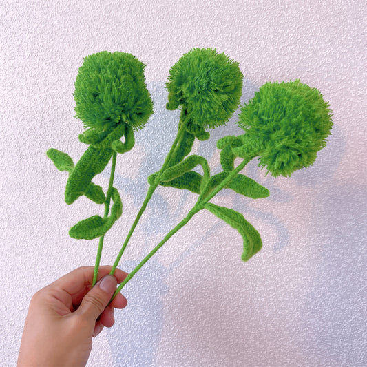 Green Carnation Magic: Paletto Artigianale a Maglia con Garofano Verde per una Decorazione da Giardino Incantata