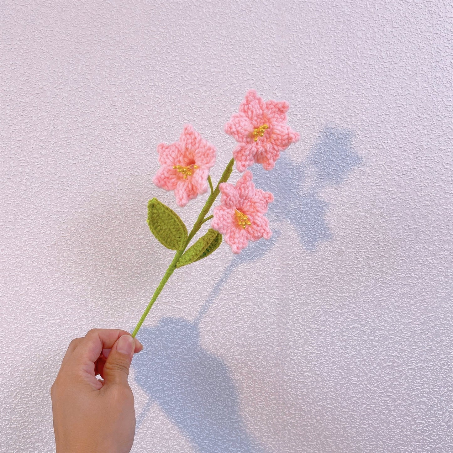 "Sunny Delight: Paletto Artigianale a Maglia con Alstroemeria Aurantiaca per una Decorazione da Giardino Colorata"