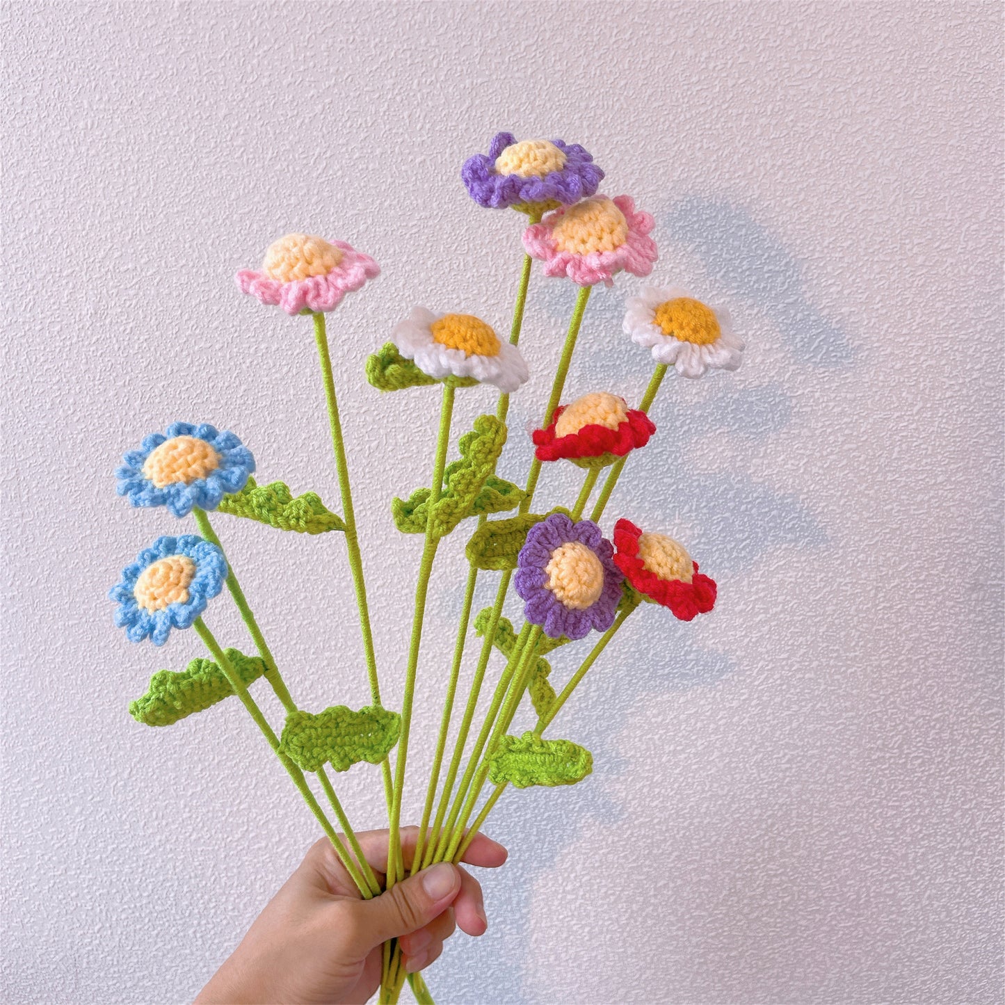 Prato Soleggiato: Gazzetta Artigianale a Maglia di Piccole Margherite per una Decorazione di Giardino Allegra