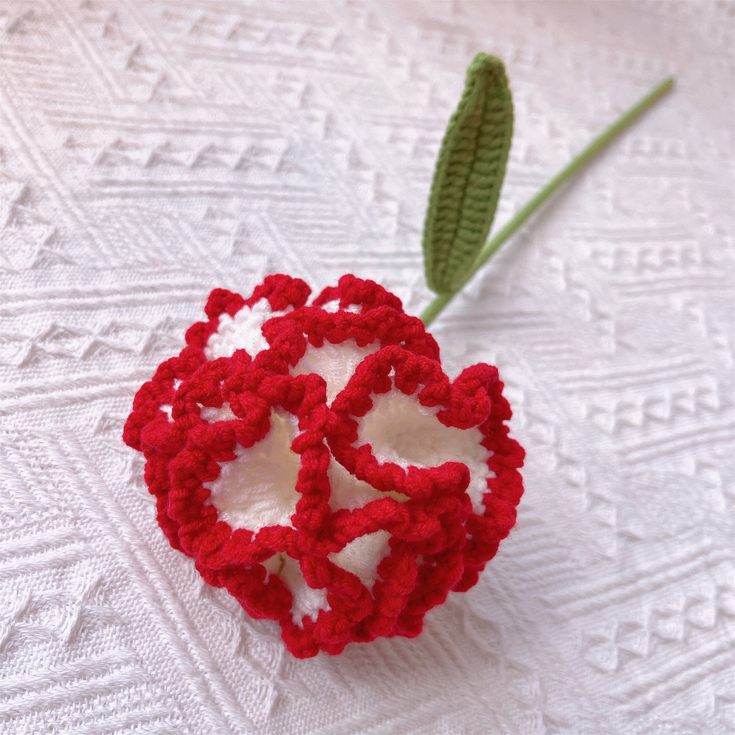 Buquê de Flores de Morango Crochêadas -s Brancas e Cor-de-Rosa Clássicas - Acentos Elegantes em Branco e Vermelho - Arranjo Floral Pronto para Dar como Presente