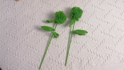 Green Carnation Magic: Paletto Artigianale a Maglia con Garofano Verde per una Decorazione da Giardino Incantata