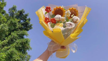 Goldener Sonnenschein: Handgefertigter gehäkelter gelber Blumenstrauß – Sonnenblumen, Pompons, Baumwolle, Rosen