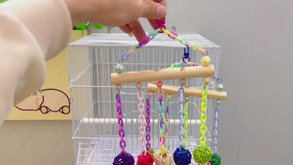 Giochetti fatti a mano per pappagalli da masticare con gancio appeso, asta verticale e catene colorate - Decorazione per gabbia di uccelli e intrattenimento per uccelli domestici Parakeet/Budgie, Cockatiel, Finch, Lovebird, Monk Parakeet, Colomba, Parrotl
