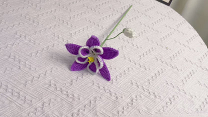 Mazzo artigianale di violette purpuree dedicato al mese di nascita di febbraio - pronto per regalare come composizione floreale per compleanni