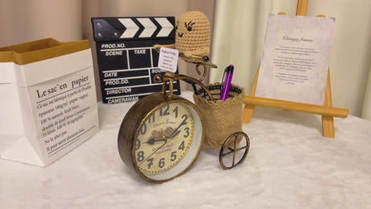 Organizzatore da scrivania a tema bicicletta rustico con orologio e Plushie di Patata Positiva personalizzabile