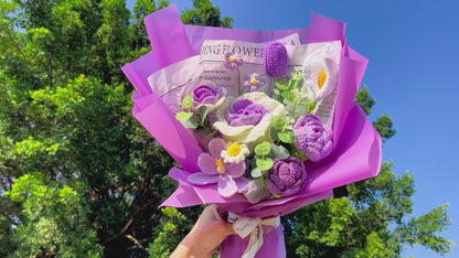 Ramalhete de Flores Crochê Artesanal comTons de Roxo - Apresentando Grandes Rosas com Gradiente de Branco a Roxo, Tulipas Desabrochadas Roxas Claras, Tulipas fechadas Roxas Escuras, Mini-rosas Roxas Claras e Escuras Ideais para Casamentos, Aniversários e 
