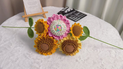 Bellissimi girasoli fatti a mano a crochet, con foglie verdi rigogliose, in un mini bouquet - Perfetto per matrimoni, compleanni, anniversari e regali.