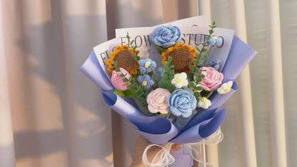 Mazzo Artigianale a Crochet Elegante di Fiori Blu: Girasoli, Tulipani, Pomponi e Rose