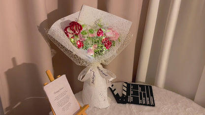 Buquê de Flores de Morango Crochêadas -s Brancas e Cor-de-Rosa Clássicas - Acentos Elegantes em Branco e Vermelho - Arranjo Floral Pronto para Dar como Presente